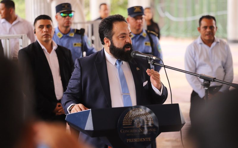 Denuncian a Luis Redondo por incumplimiento de ley en el CNE tras renuncia