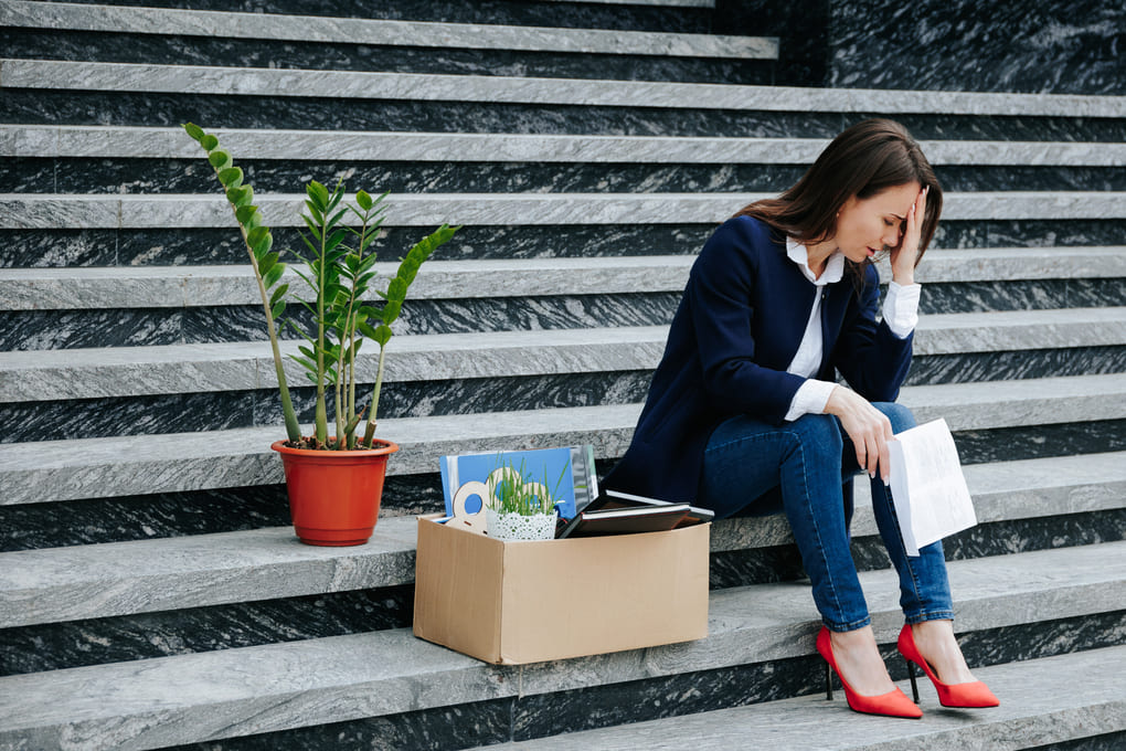 Bajo LIBRE, crece el cierre de empresas y la fuga de capitales