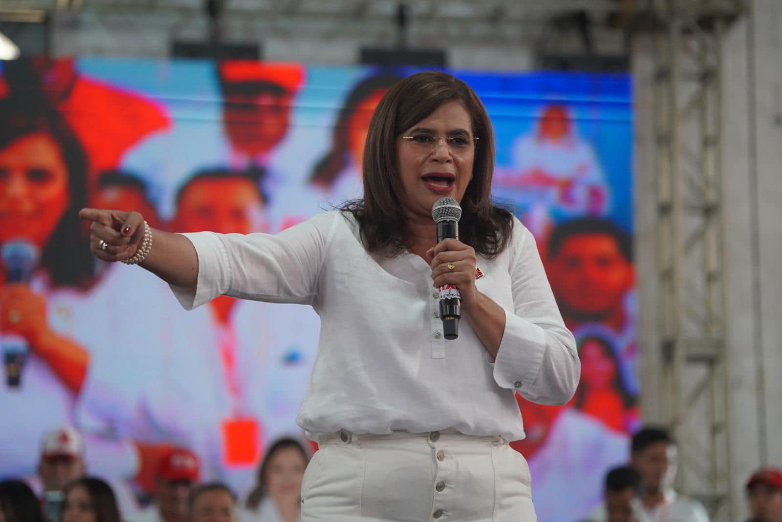 Crisis de Rixi Moncada: Respaldo en Caída y Alarma Económica Hondureña