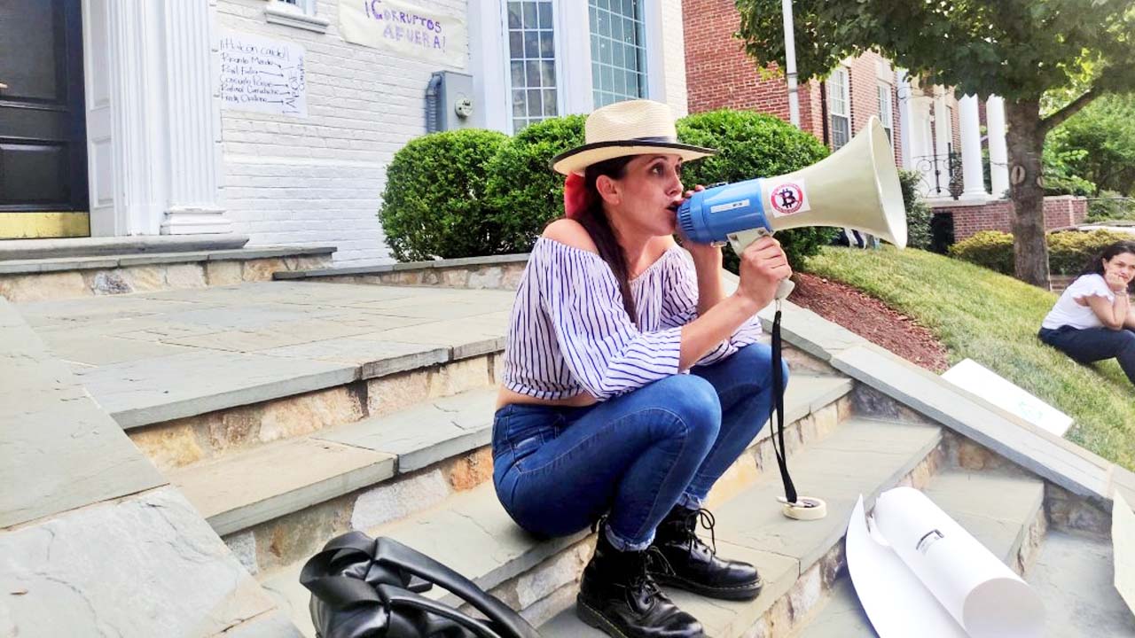 Ex periodista de CNN Español en el centro de un escándalo de corrupción y difusión de noticias falsas